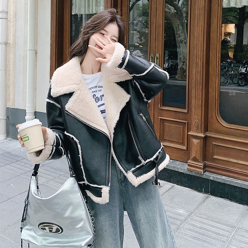 甘いガスの子羊の毛皮のコート2024新しい冬の黒い毛皮1バイクのスプライシングジャケット女性