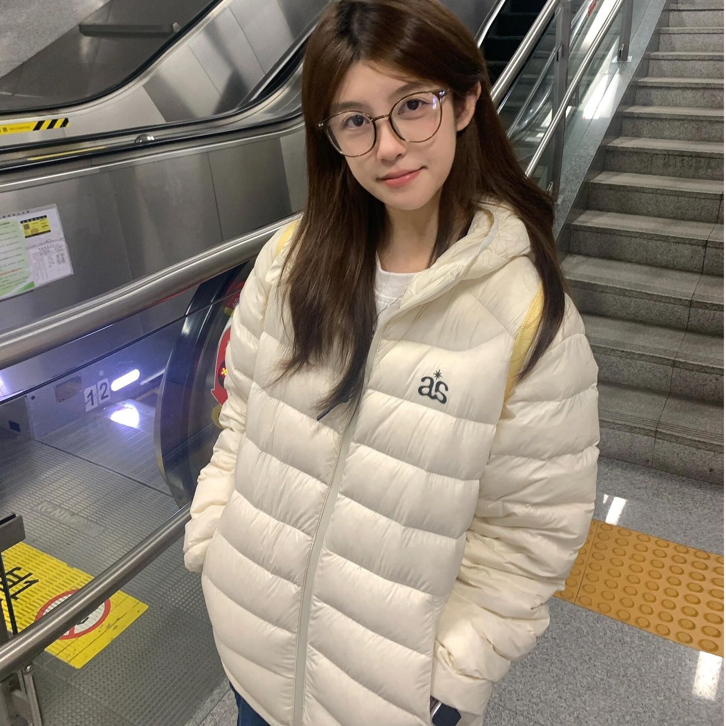 白アヒルダウン ボーンレス ストリートブランド ダウンジャケット 女性用 新作登場 2025年 軽量 レター プリント 冬季 カップル フード付き アウター