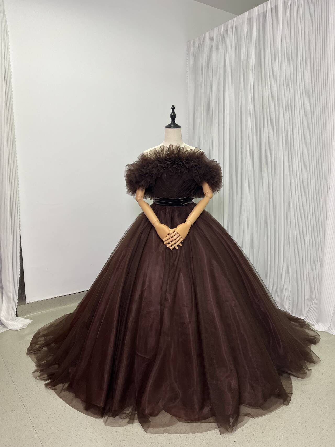 人気上昇！チョコレートブラウンのチュールドレス 取り外しオフショルダー ビスチェ サッシュベルト ソフトチュール 披露宴