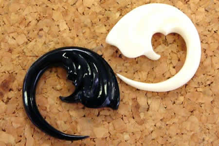 ボディピアス 6G 2G 金属アレルギー対応 ウェイブリングフック バッファローホーン ボーン 水牛の角と骨 天然素材 削り出し 白色 黒色 ブラック ホワイト 波 海 iht-8xxxxxxxx