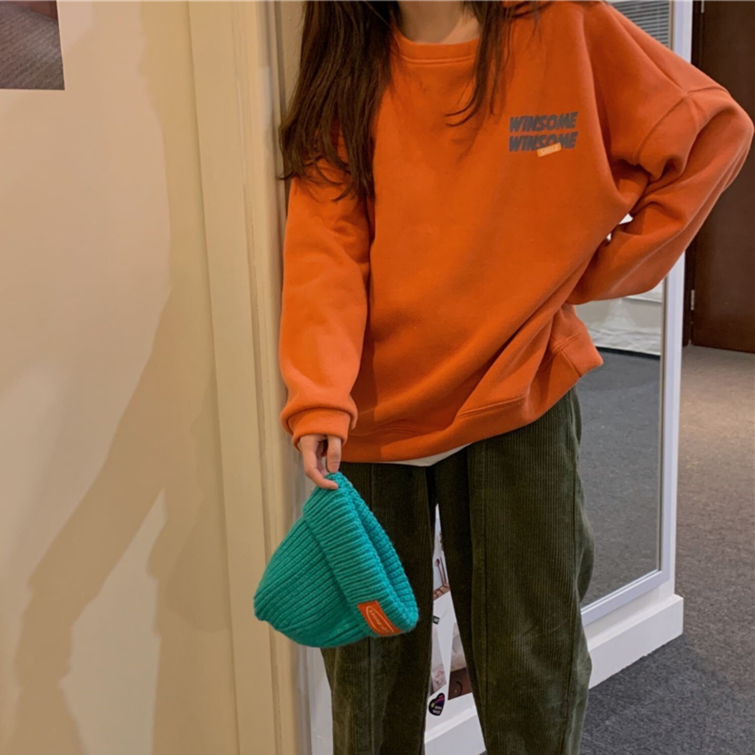 オーバーサイズ 背中＆胸ロゴプリント トップス スウェット プルオーバー トレーナー ミディアム丈 長袖 ドロップショルダー 襟なし ラウンドネック バックシャン バックコンシャス シンプル