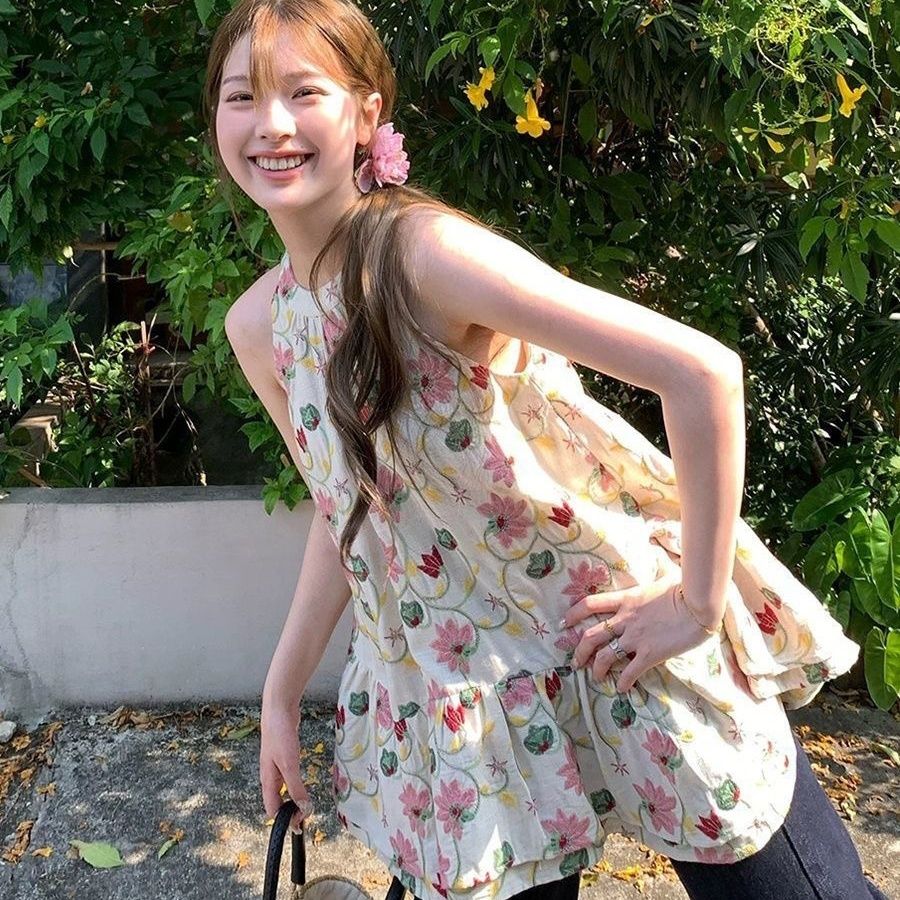 リゾート風 ホルターネック プリント ノースリーブ 新作 フリルデザイン 個性的 着回し オシャレ レディーストップス