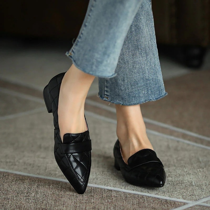 ヒールパンプス 2024 ポインテッド リンジ レトロ 質感 日系 フラットシューズ カジュアル OL通勤 百掛け ローファー ワンペダルシューズ 今年の流行30%制限