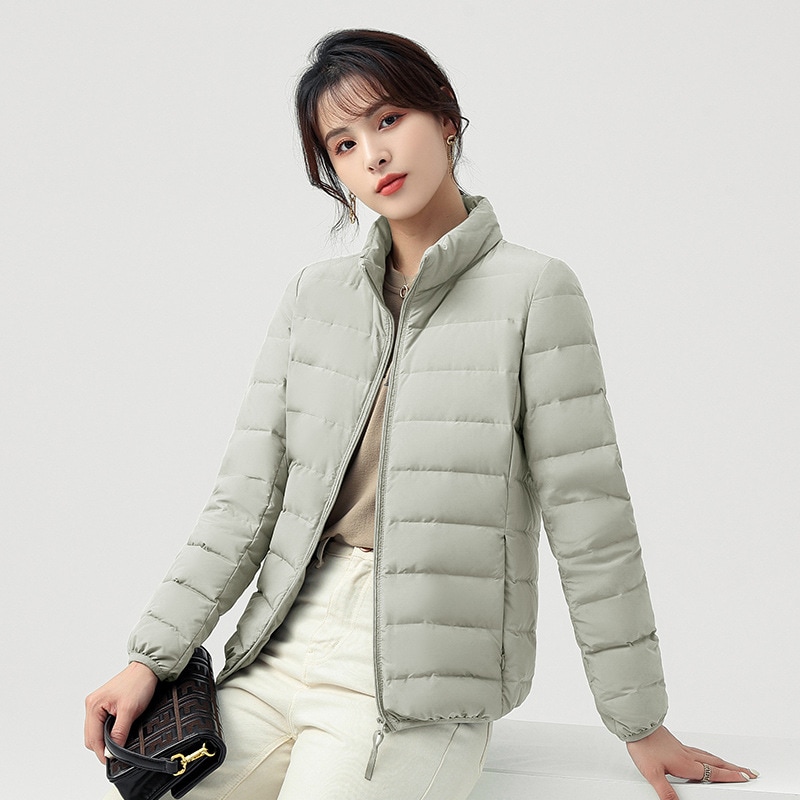 ダウンジャケット女性のための 2025 新しいスタイルショートスタンドカラー軽くて薄いシームレスなファッション 90 ダウン暖かいダックダウンジャケット女性のためのトレンディな