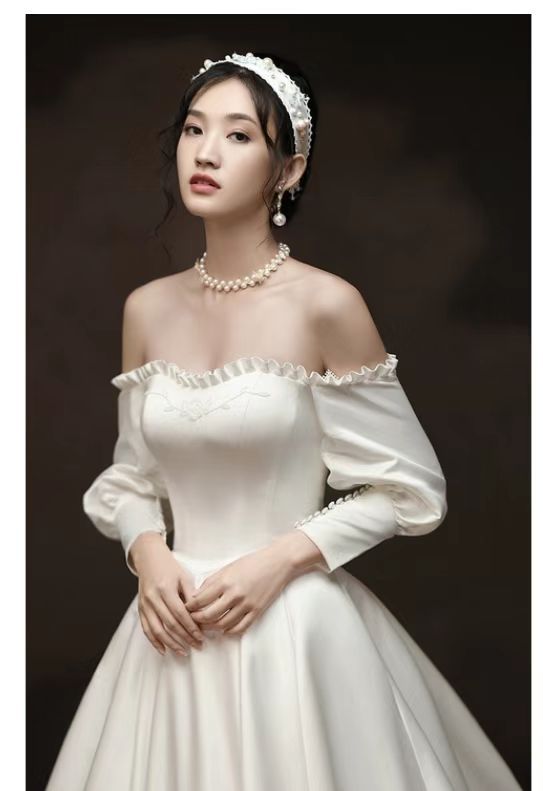 サテンのウェディングドレス春の新型の肩の長袖はシンプルで痩せた宮廷のレトロなウェディングドレスです