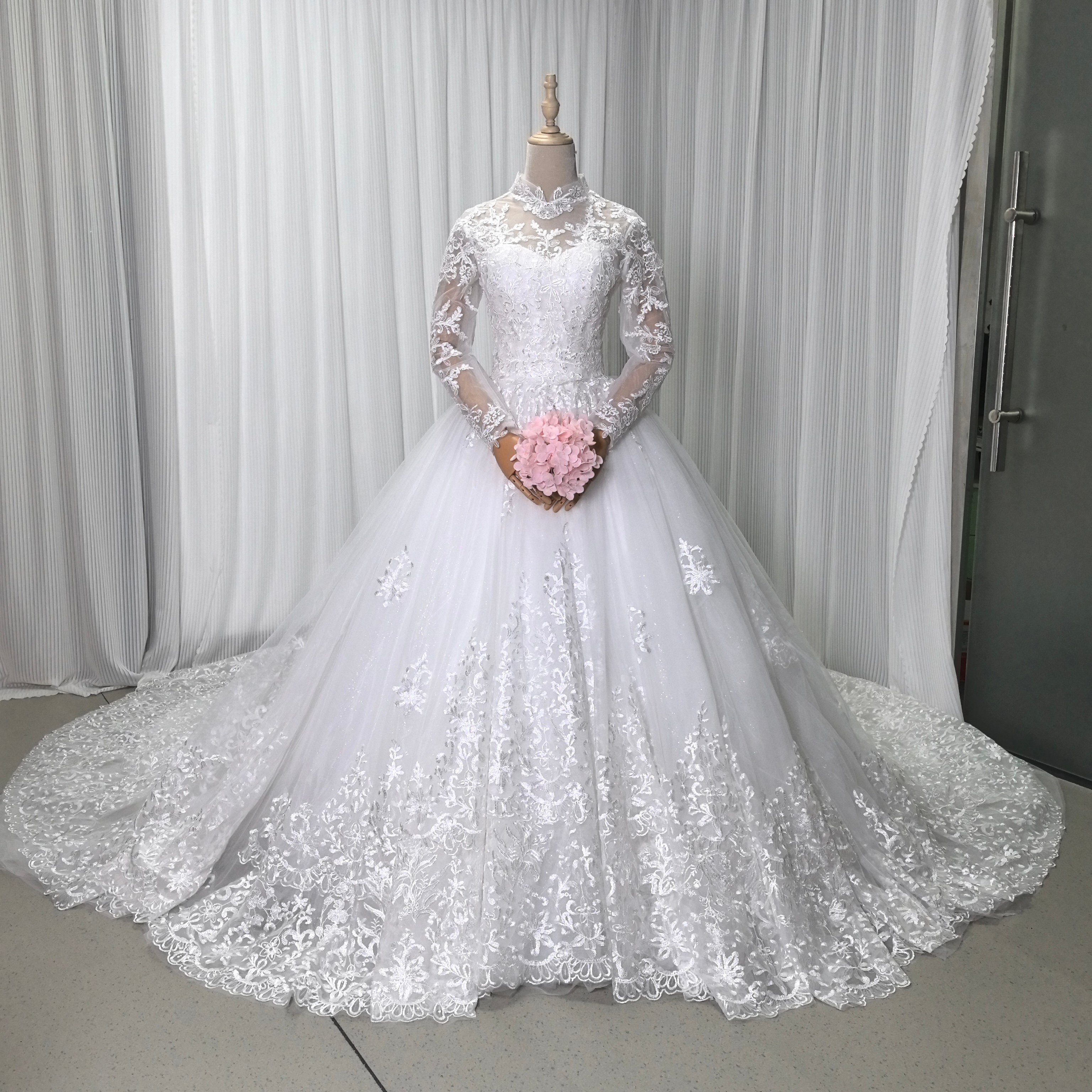 華やか ウェディングドレス ボレロ キラキラスパンコール レース 憧れのドレス 結婚式 華やかなトレーン