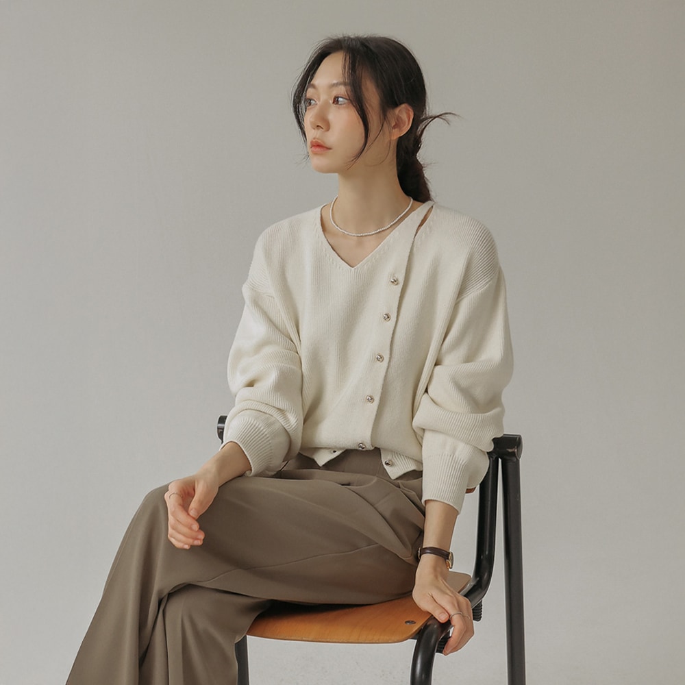 ハメリーVネックカットアウトゴールドボタンニットカーディガン