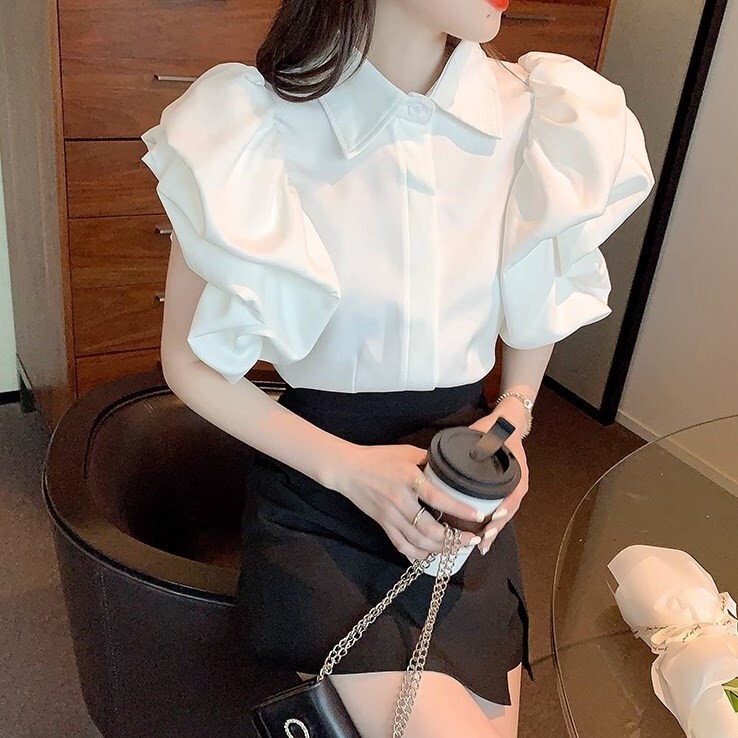 トップス ブラウス 白トップス 袖あり 半袖 パフスリーブ 襟付き レギュラーカラー ふわふわ 前開き かわいい 大人可愛い 大人 上品 おしゃれ お洒落 大人女子 こなれ感 ラブリー キュート