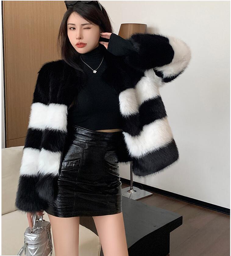 の新作キツネの毛の白黒のぶつかり色コート女性のショートスタイル修身気質のセレブコート