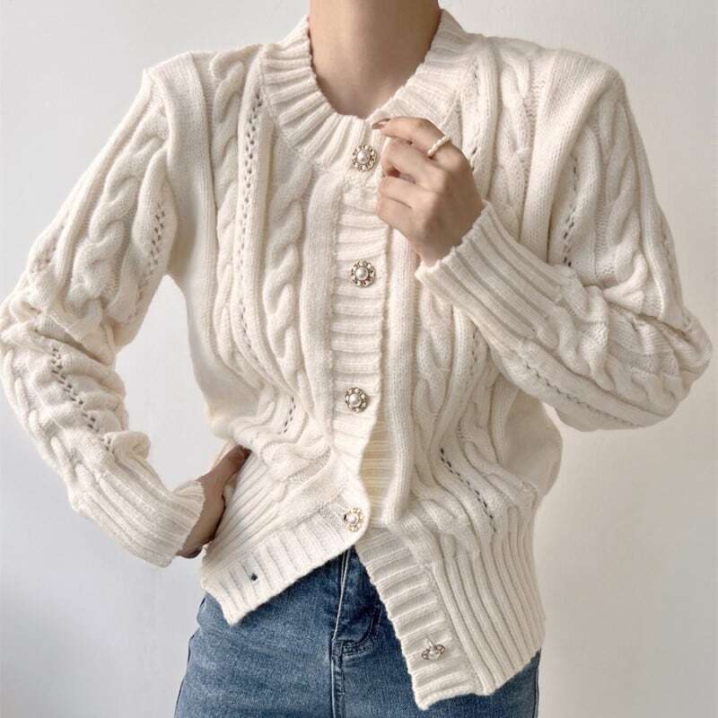 レディース パールボタン ケーブル ニット カーディガン クルーネック 長袖 羽織り アウター 大人可愛い ママコーデ ママファッション 韓国系 オルチャン 人気 トレンド 新作 20代 30代 40
