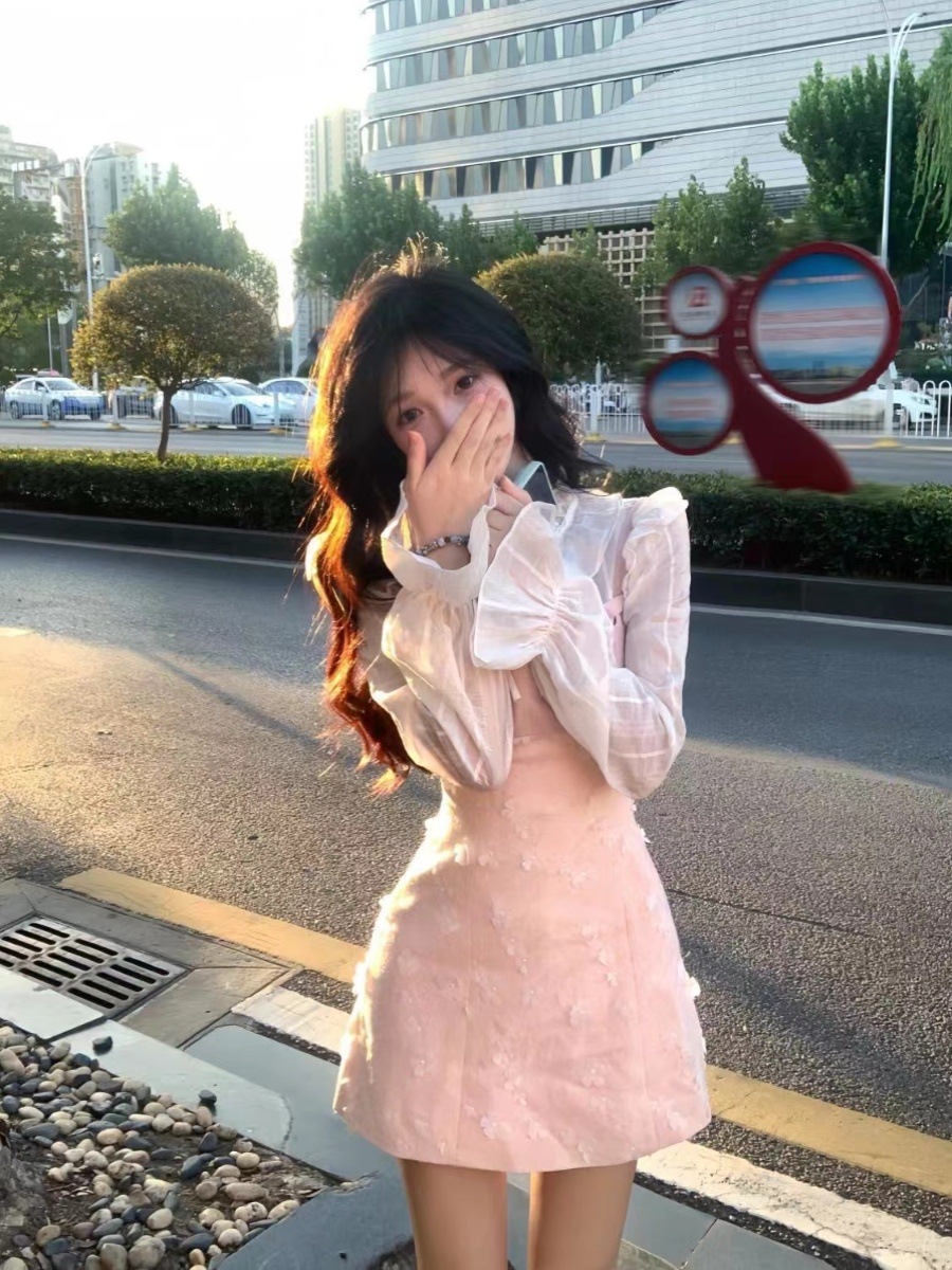 甘いレースのつなぎ合わせの秋のデザインフリルの白いシャツとウエストを締めるピンクのサスペンダー スカート スーツ