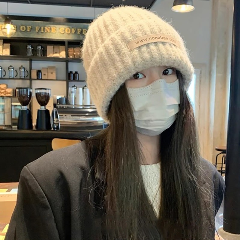デザイナーウールブレンドビーニー女性韓国人の顔を明らかにするスモールレザーラベルニット帽子冬耳保護暖かいプルオーバー帽子