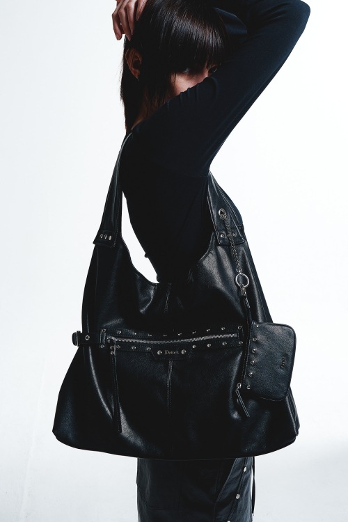 【DEINET】 STUD DETAIL POINT POCKET BAG IN BLACK ショルダーバッグ 正規品