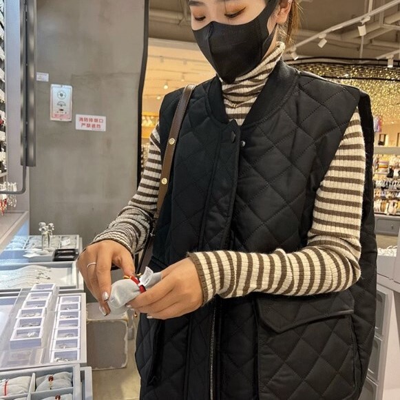 トップス ベスト 袖なし ノースリーブ ラウンドネック モコモコ ポケット 前開き キルティング ダウン かわいい 大人可愛い シンプル カジュアル 大人 おしゃれ お洒落 かっこいい レトロ