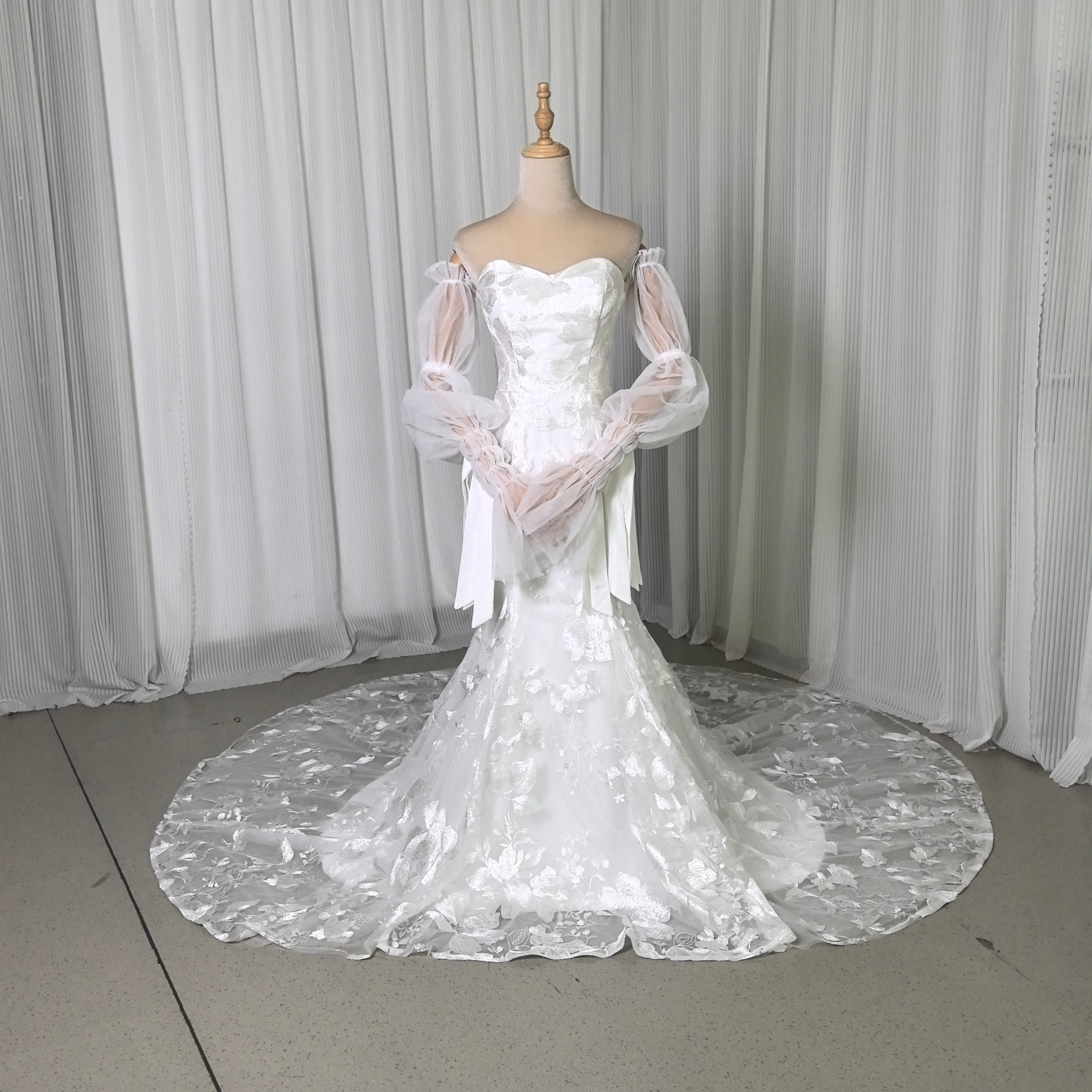 美品！ウエディングドレス 長袖 贅沢な総レース マーメイドライン セクシー ブライダル 華やかなトレーン