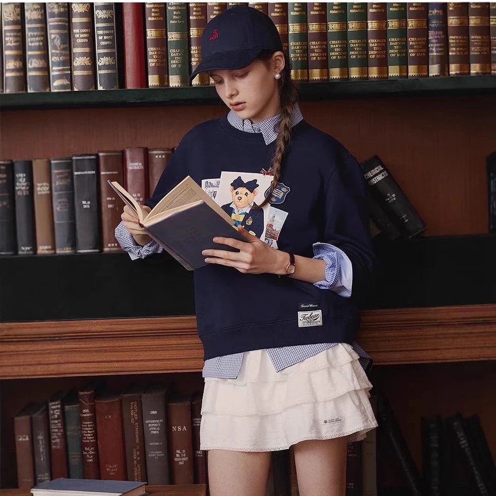 春/秋スタイルの新作レディーススウェットシャツ漫画の刺繍入りクマデザインネイビーのルーズフィットカジュアルクルーネックスウェットシャツ