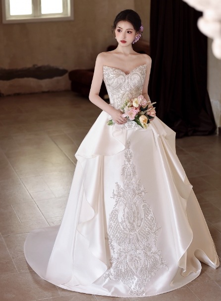 ウエディングドレス ベアトップ キラキラ光る刺繍 ロイヤルサテン 編み上げ クラシカル 結婚式