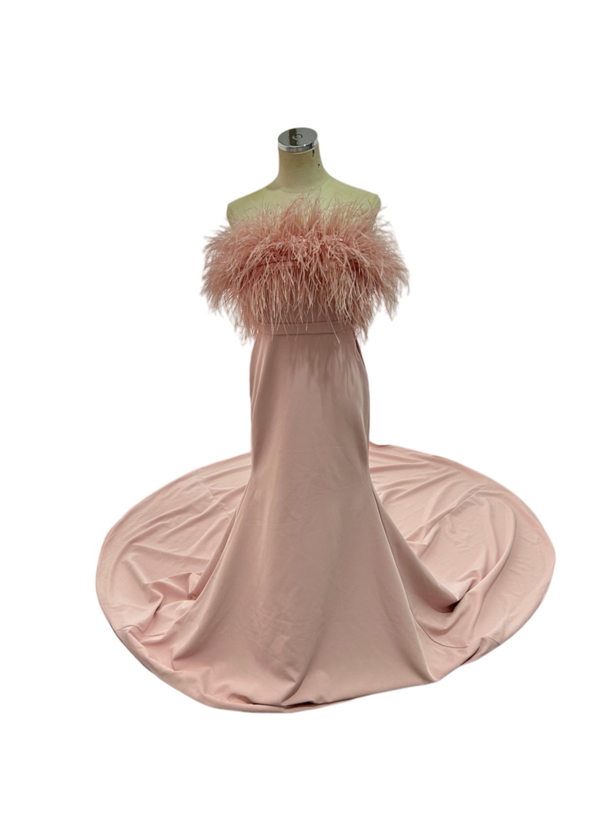 カラードレス ピンク ベアトップ フェザー ロングトレーン くるみボタン スレンダーライン 花嫁