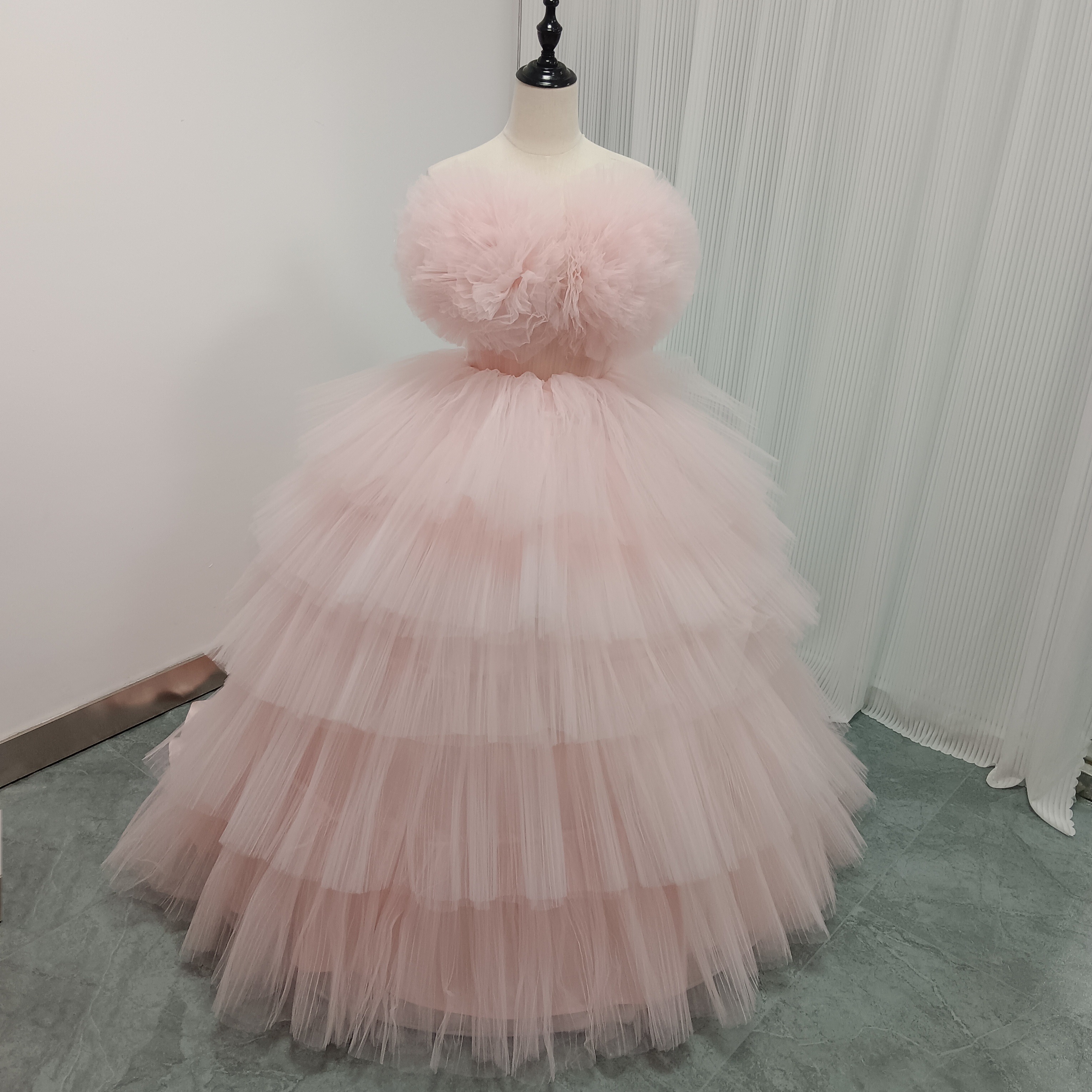 豪華！カラードレス オフショルダー ピンク 編み上げ 柔らかく重ねたチュールスカート 披露宴/前撮り