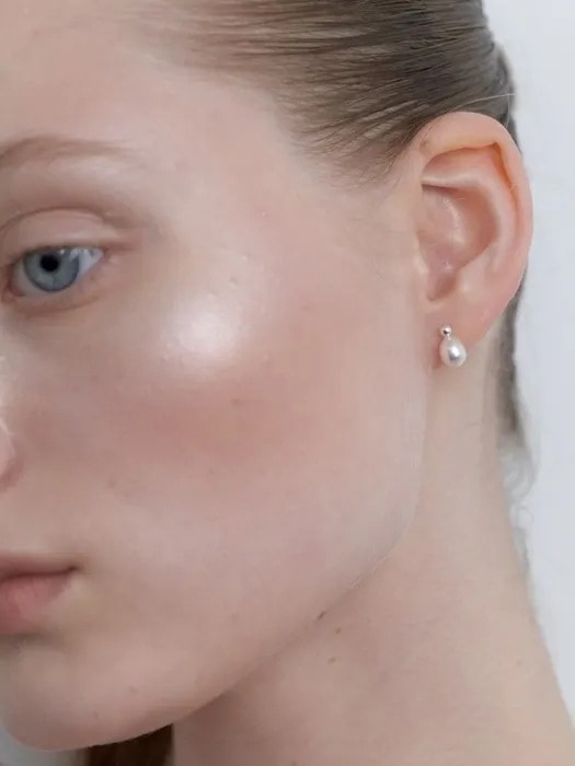 LOVE ME MONSTER [Silver] Tini Pearl Drop Earrings 韓国コスメ 韓国ブランド レディースファッション アクセサリー ピアス 指輪 韓国人気 アイドル
