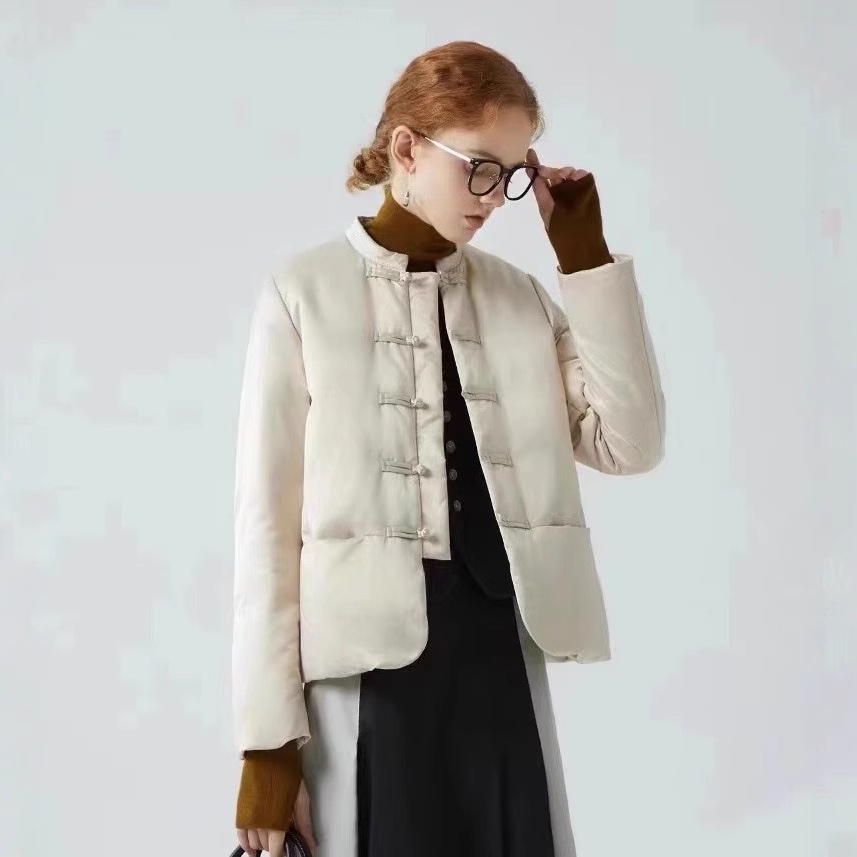 アヒルダウンジャケット スタンドカラー ショート 新しいプレートボタン 中国サテン フレグランス ダウンジャケット 小柄な気質 軽量 レディース 秋 レトロ ホワイト
