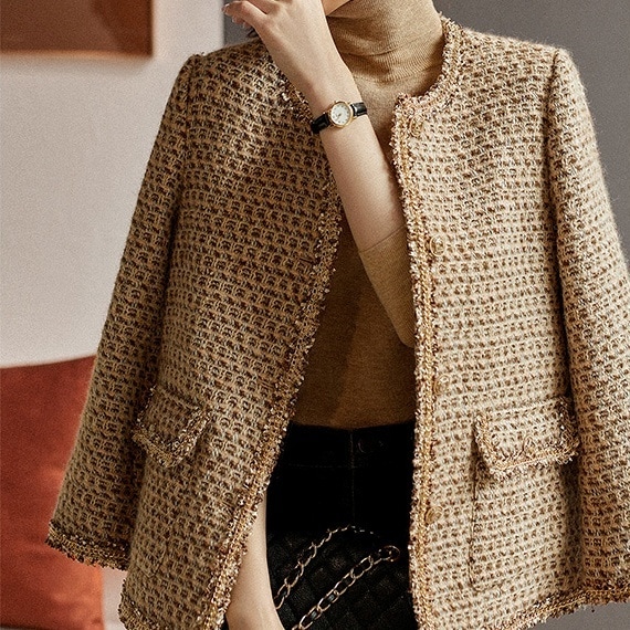 アウター ジャケット 長袖 ラウンドネック 前開き ボタン ポケット ミディアム丈 ツイード かわいい 大人可愛い きれいめ シンプル 上品 おしゃれ かっこいい カジュアル レトロ ラフ ルーズ