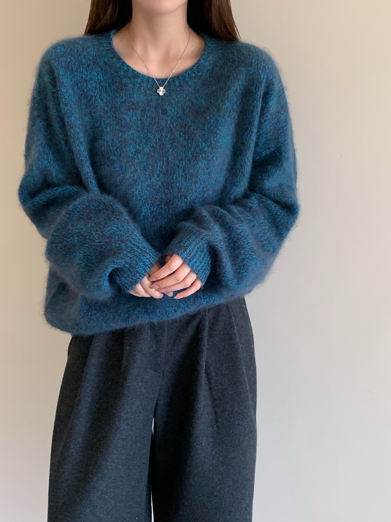 2025年秋冬新作 レトログリーン 柔らかく着心地の良いレディースニットセーター重ね着やアウターの着用に トレンド感とリラックス感あふれるスタイル