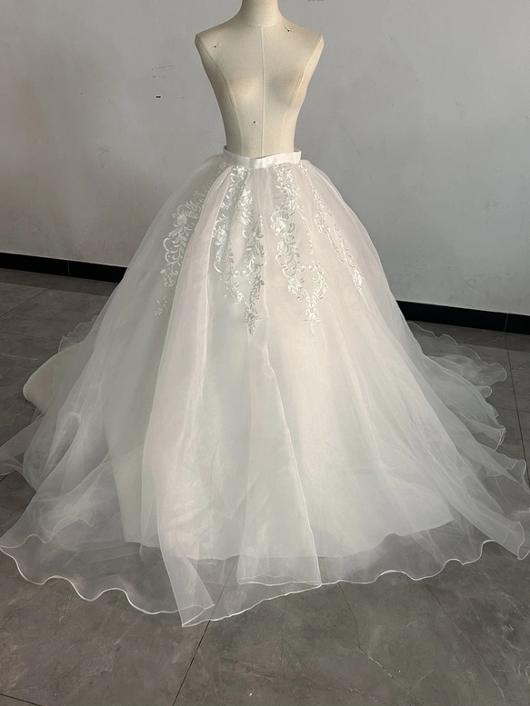 実例写真！オーバースカート オフホワイト オーガンジー 魅惑の花レース 結婚式 色直し ふわふわ 優しい