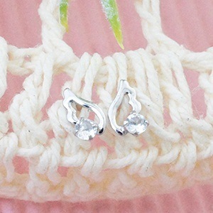 天使の羽モチーフ　天然石ホワイトトパーズが輝くピアス１０金ホワイトゴールド 5,385円