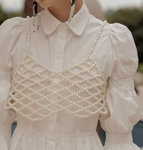 レディース トップス ベスト ショート ノースリーブ Vネック 襟なし スリム フェミニン かわいい 大人可愛い カジュアル 上品 おしゃれ 個性的 エレガント 主役級 存在感 ラブリー ゴシック