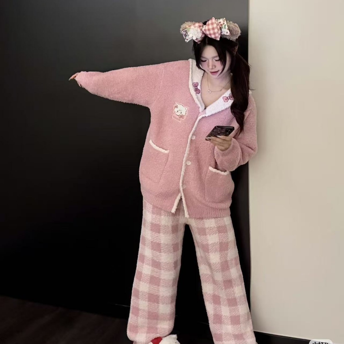 秋冬にぴったりの柔らかくてかわいい漫画猫柄のハーフフリース素材のパジャマ厚手で暖かいのでとても着心地が良いです