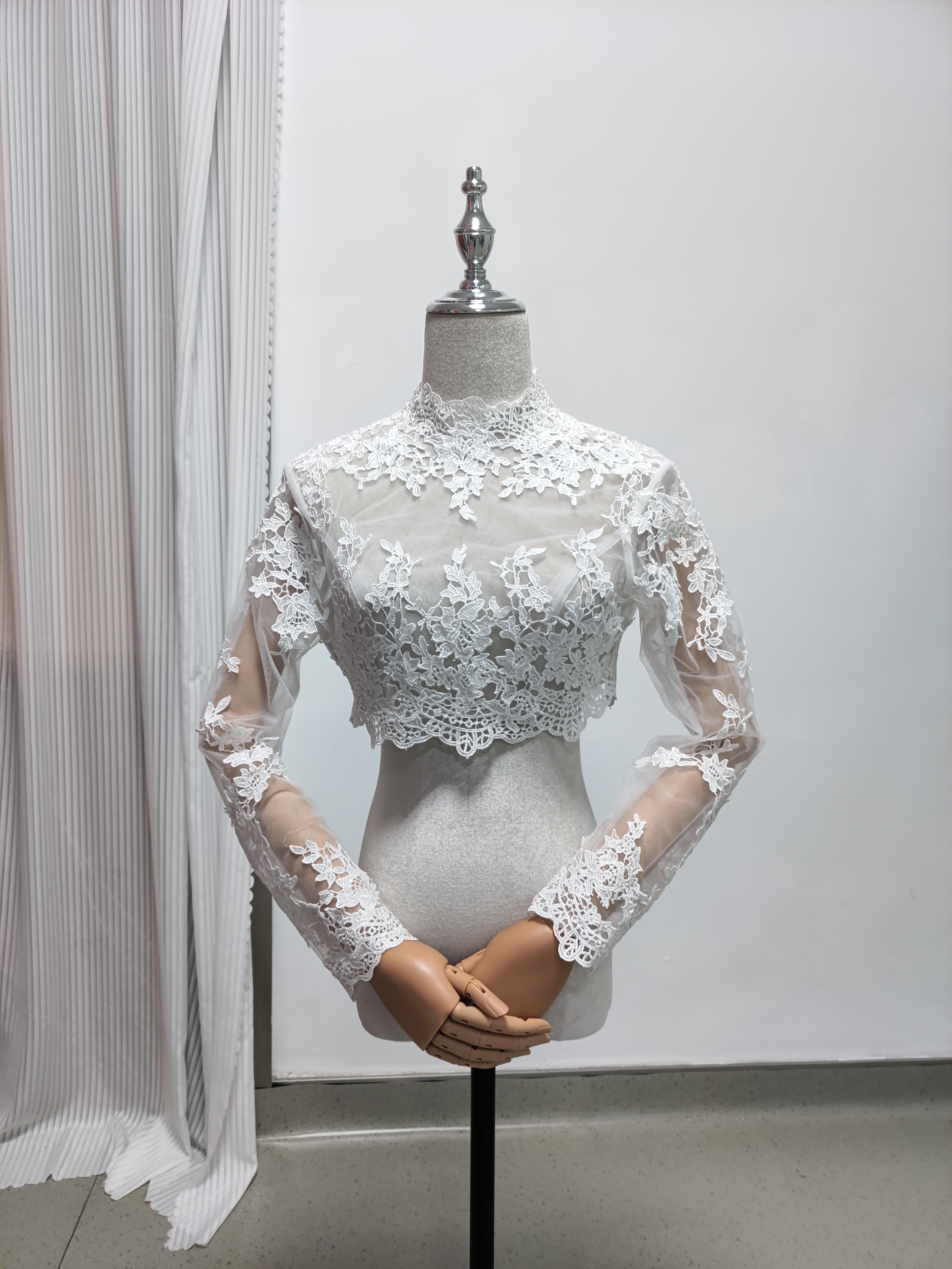 可憐な花刺繍のトップス オフホワイト 長袖 くるみボタン シアーな美しさ 花嫁/ウェディングドレス