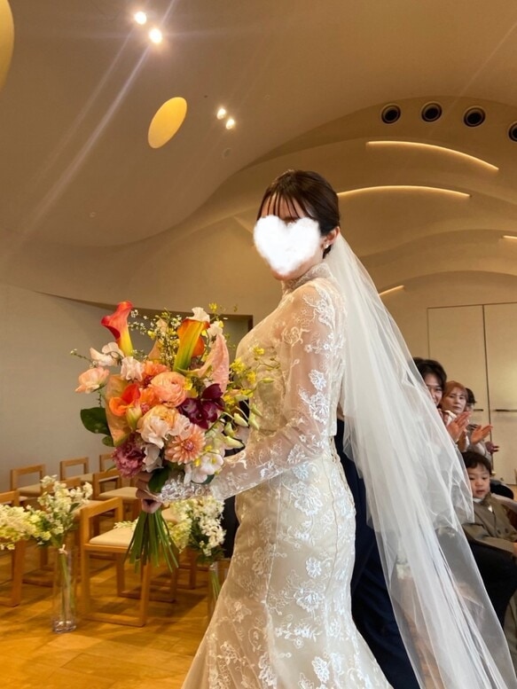 実例写真！カラードレス カーキ色 ベアトップ 取り外し袖 ファスナー 贅沢な総レース マーメイドライン 華やかなトレーン