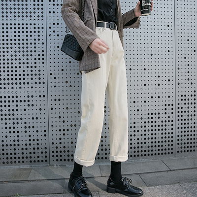 ゆったりとしたドレープが入った通気性の良いパンツ