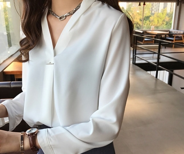 トップス シャツ ブラウス 白シャツ 袖あり 長袖 Vネック 襟なし ストレート シフォン 薄手 かわいい 大人可愛い きれいめ シンプル カジュアル 大人 上品 おしゃれ お洒落 大人可愛い
