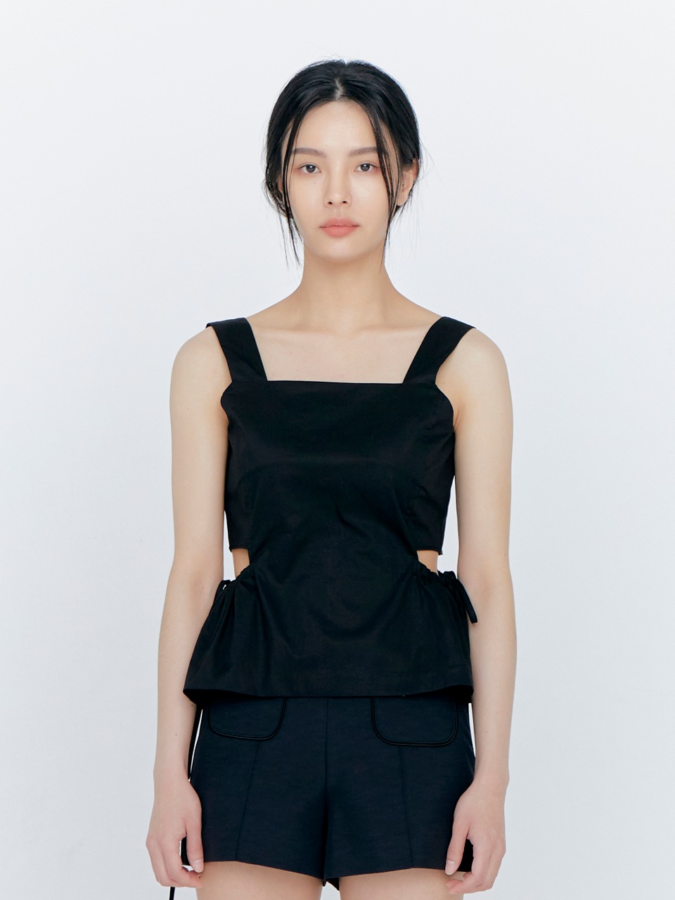 四角い袖なしブラウスブラック 12,540円