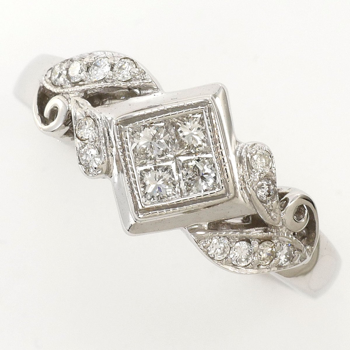K18 18金 WG ホワイトゴールド リング・指輪 9号 ダイヤモンド 0.22ct ダイヤモンド 0.09ct カード鑑別書 総重量約3.9g ジュエリー 中古