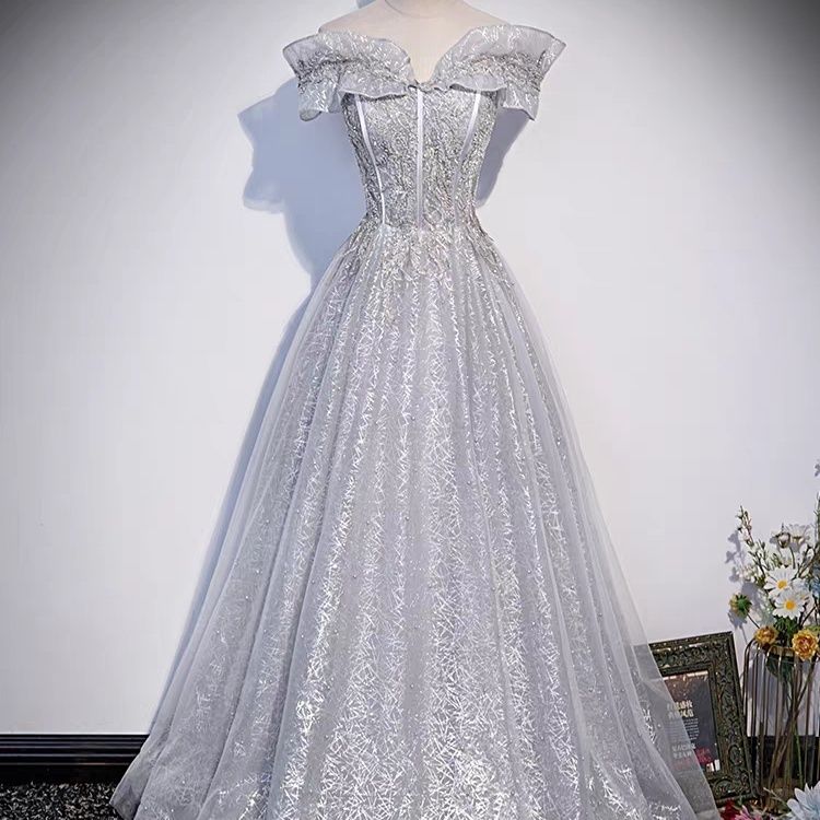 グレーのイブニングドレスを着た女性宴会気質ホストベルカントソロアートテスト片肩