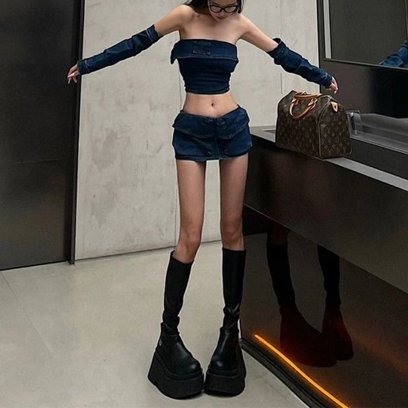 デニムのストラップレストップと超短いスカートが特徴のセクシーで魅力的な女性用ツーピースセット