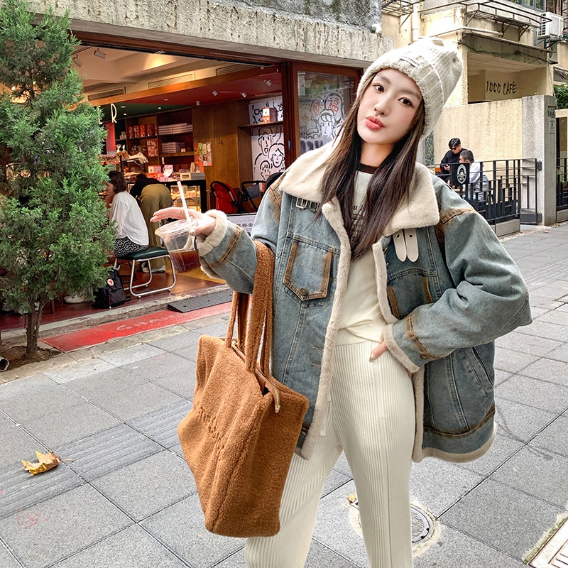 子羊の毛のカウボーイの短いコートの女性2023冬の新しいデザイン感を真似てカジュアルで厚いベルベットのカウボーイ服を着ている