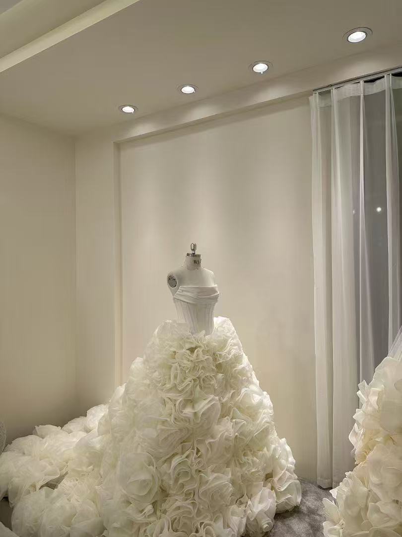 ウエディングドレス ベアトップ バラトレーン 花モチーフ 華やか 結婚式 前撮り