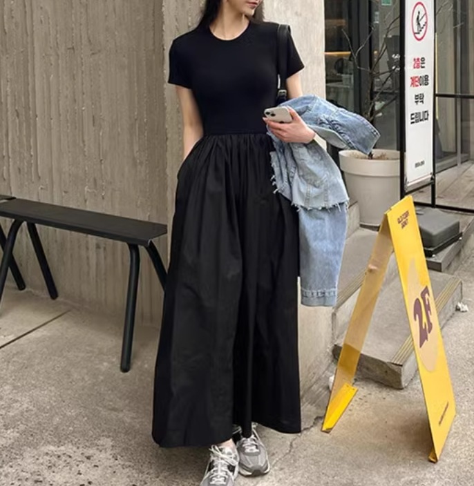 レディース ワンピース ロング マキシ 半袖 Uネック プリーツ 薄手 かわいい 大人可愛い きれいめ シンプル カジュアル 上品 おしゃれ かっこいい こなれ感 ラフ モード系 主役級 存在感