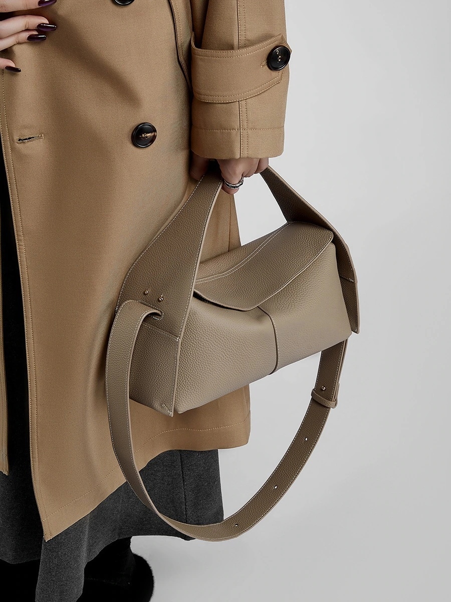 キルティングバッグ本革 新作 ショルダーバッグ 大容量 リュック ミニバッグ 手提げバッグ 肩掛け 防水 トートバック 気質 おしゃれ 百掛け バックパック高級感 質感 気質 ショルダーバッグOL通勤