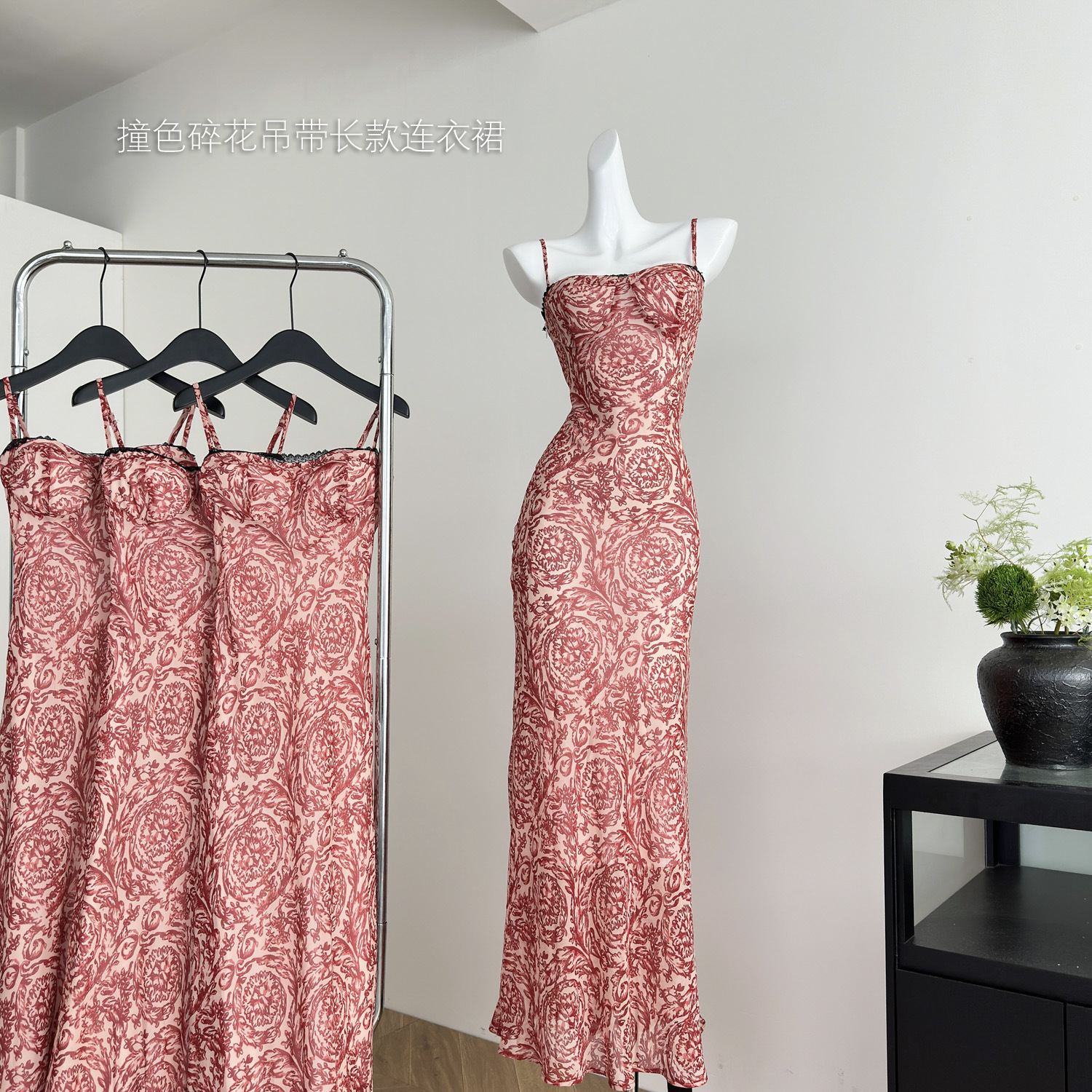 【急速出荷】ほろ酔いラムレースクラッシュ花柄キャミソールロングワンピース女スレンダースリム胸パッド付き