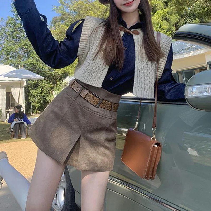 甘くてクールなプレッピースタイルの韓国風レディース春秋スリーピースセット：ブルーシャツセーターベストハイウエストのショートスカート