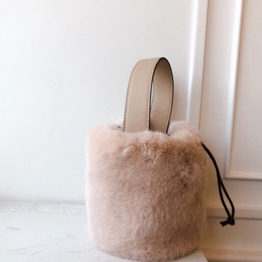 バッグ カバン レディース ショルダー ハンドバッグ 斜めがけ 肩がけ 手持ち ミニバッグ 多機能 便利 コンパクト 自立 ふわふわ ファー かわいい 大人可愛い きれいめ シンプル カジュアル 上品