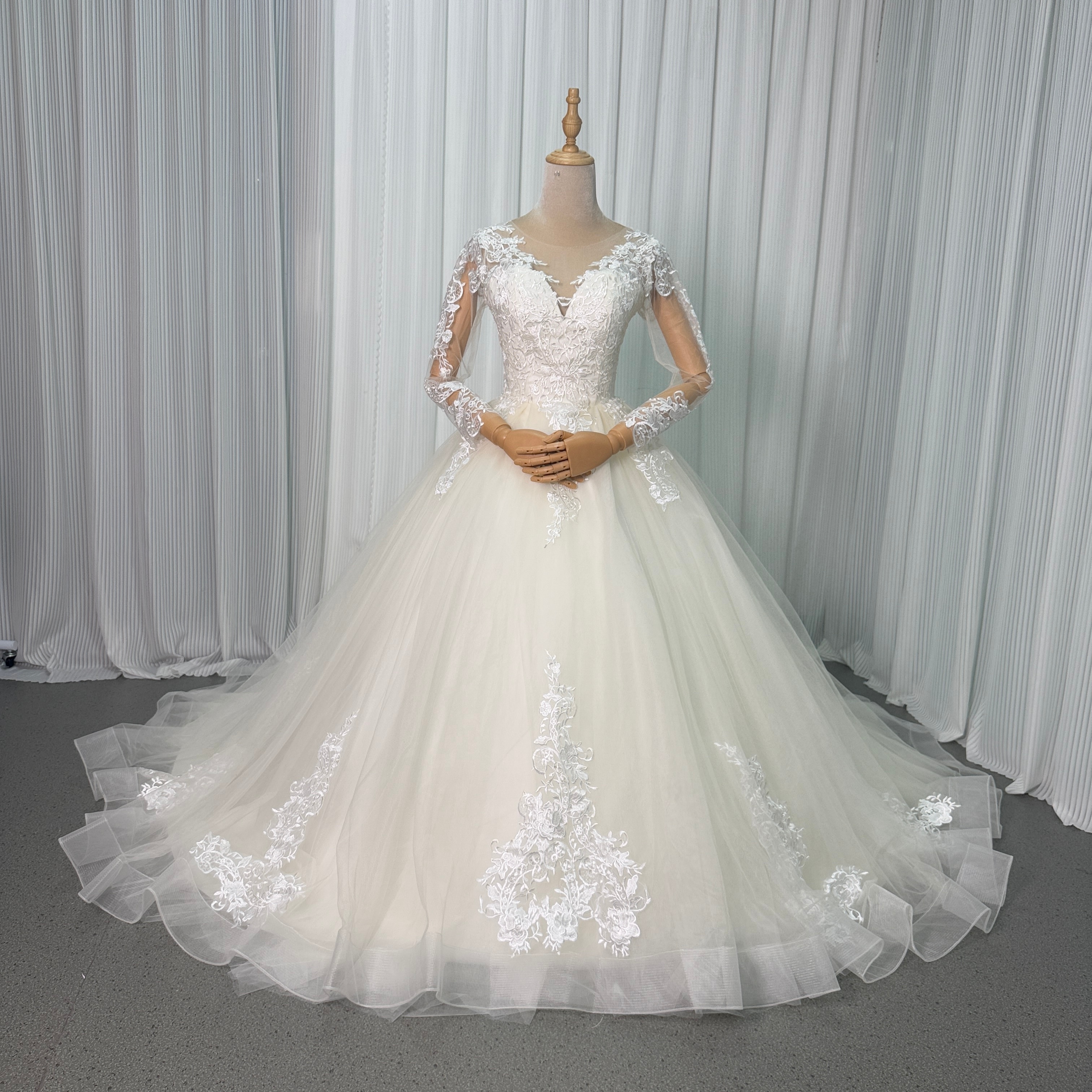 ウエディングドレス オフホワイト ロングスリーブ 繊細なレース 華やかなトレーン ラウンドネック Vネックドレス ブライダル