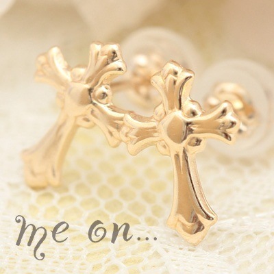 me on... K10イエローゴールド 十字架 クロス ピアス レディース