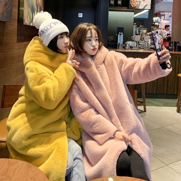 アウター ファーコート ロング丈 長袖 デザイン ボタン 美ライン ニュアンス 前開き カラーファー ファー フェイクファー フード付き カラバリ リラックス 暖かい かわいい 大人可愛い きれいめ