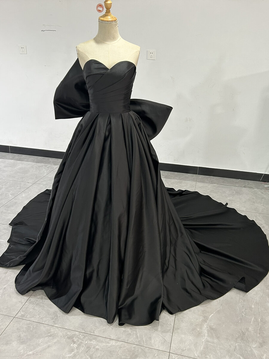 ウエディングドレス 黒 オフショルダー ふっくら柔らかなバックリボン トレーン お呼ばれ/結婚式/二次会